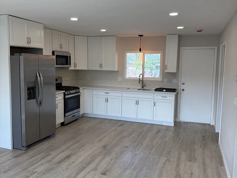 2230 Central Ave #B — Photo 5