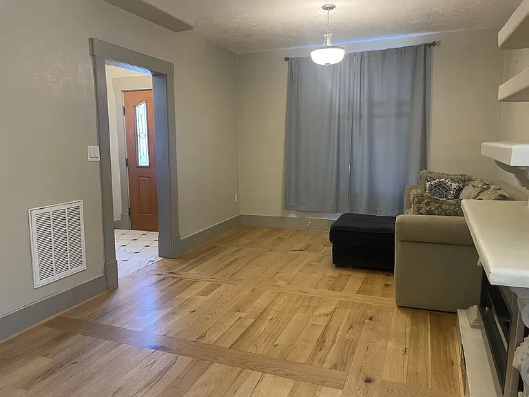 515 Bellevue Pl — Photo 4