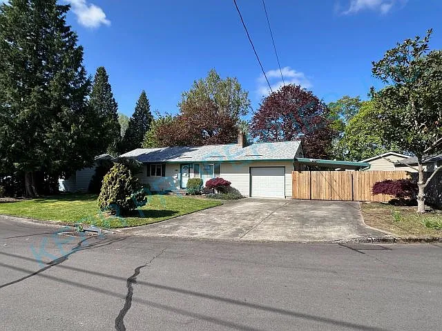 635 SE Juniper Ct E — Photo 1