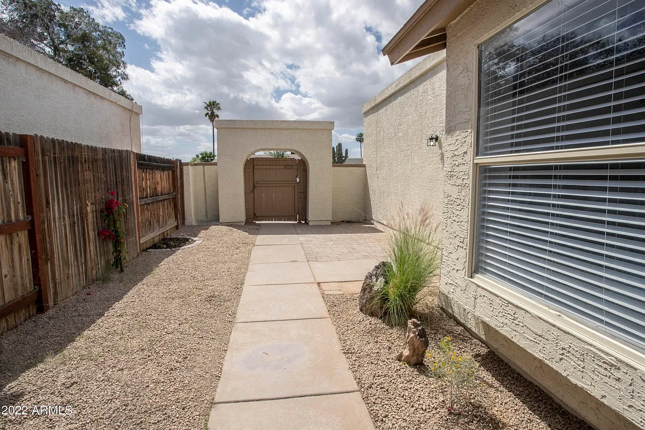 2 bed, 1034 sqft, $2,100 — Photo 2