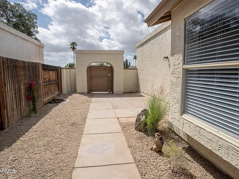 4802 W Menadota Dr — Photo 2