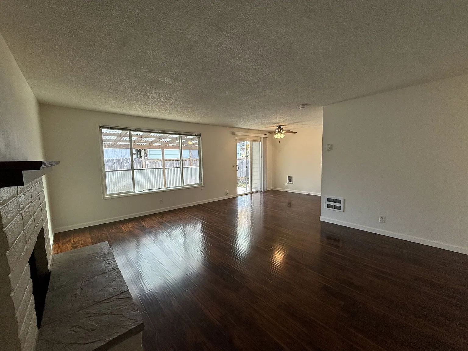 3 bed, 1.0 bath, 946 sqft, $2,000 — Photo 3