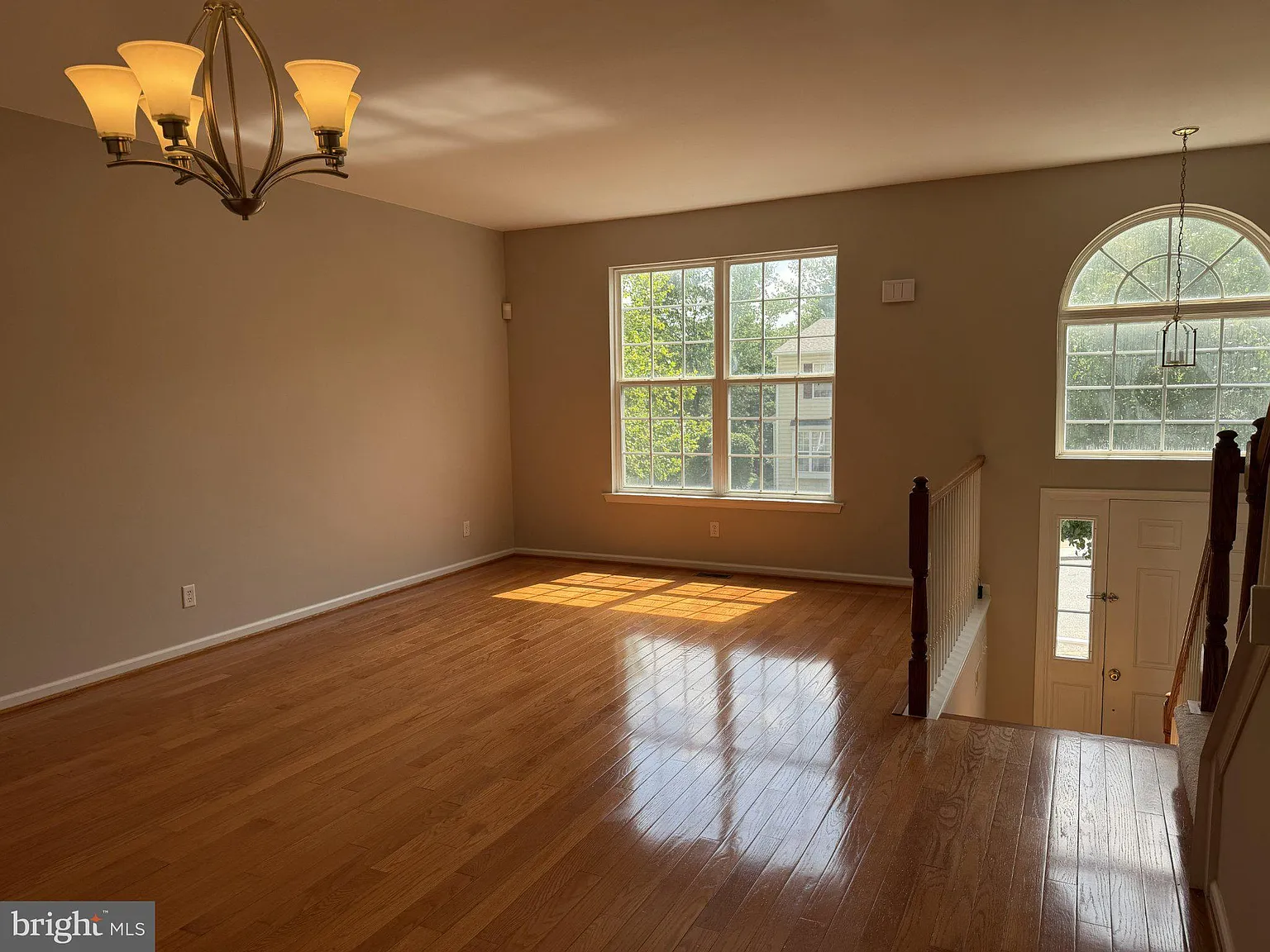 3 bed, 2.5 bath, 2850 sqft, $3,300 — Photo 2