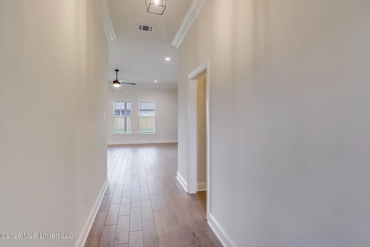 Building Photo - 12 Red Oak Dr