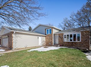265 Robincrest Ln, Lindenhurst, IL 60046
