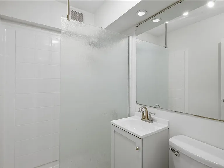 306 E 19th St #1B — Photo 12