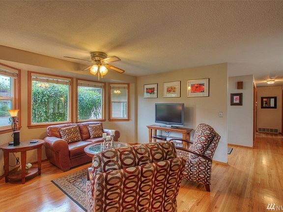 Nook with Hardwood and Bay Window!