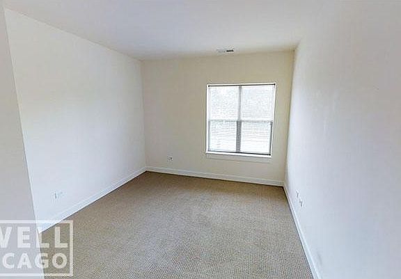 5th image of 1805 W Argyle St APT 2B