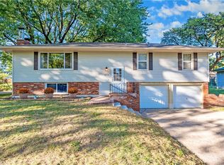 812 SE 13th St, Oak Grove, MO 64075