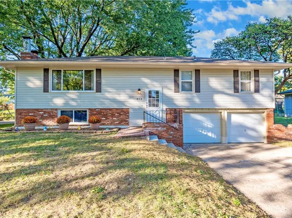 812 SE 13th St, Oak Grove, MO 64075