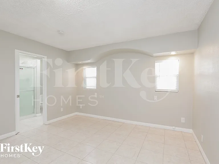 825 Antigua St — Photo 8