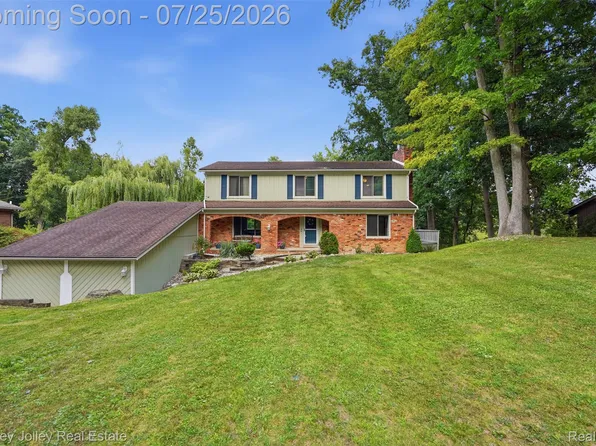 4851 Canyon Oaks Dr, Brighton, MI 48114
