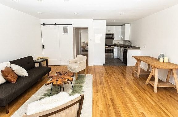 4th image of 1104 S Masselin Ave #4
