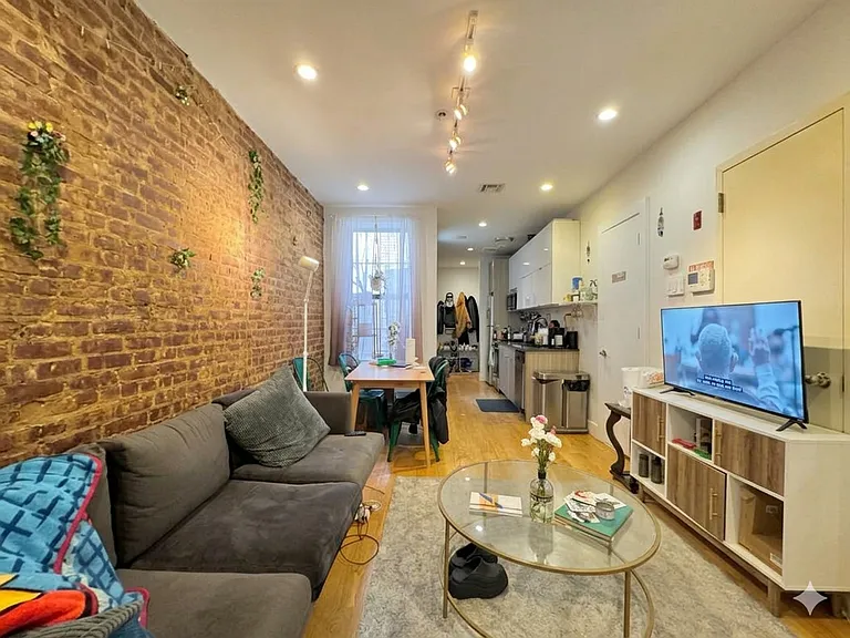 871 Hart St #4R — Photo 1