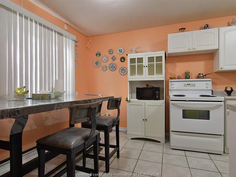 5468 Lassaline Ave — Photo 6