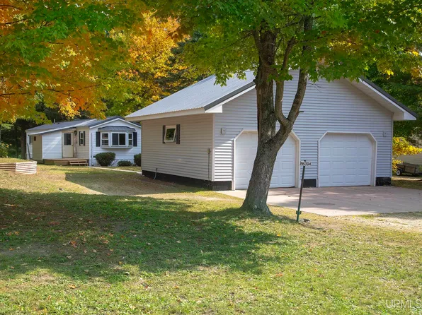 N6394 Knox St, Munising, MI 49862