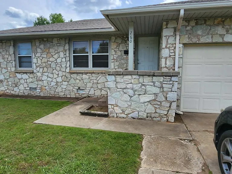 260 E Coe Dr — Photo 1