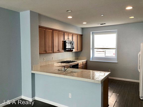3rd image of 6584 S Mariposa Ct