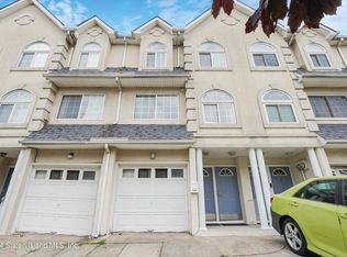 25 Waterview Ct, Staten Island, NY 10305