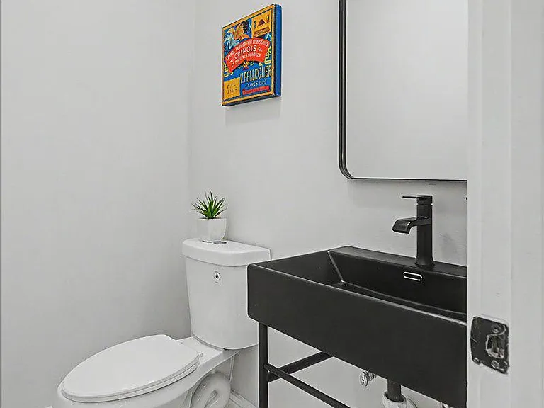 2902 Vista St NE — Photo 32