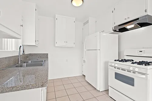 1531 Harvard St in Santa Monica - steps to Water Garden and SM Blvd! Photo 1