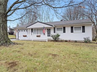 2445 Victoria Dr, Hermitage, PA 16148