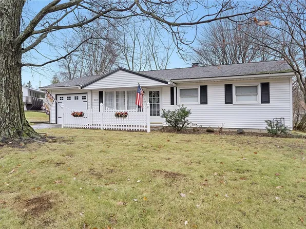 2445 Victoria Dr, Hermitage, PA 16148
