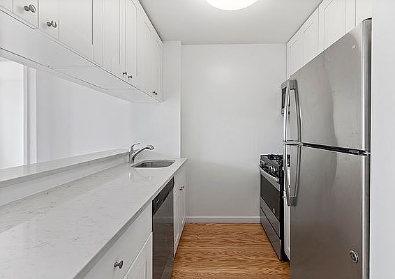 5th image of 236 E 47th St APT 26A