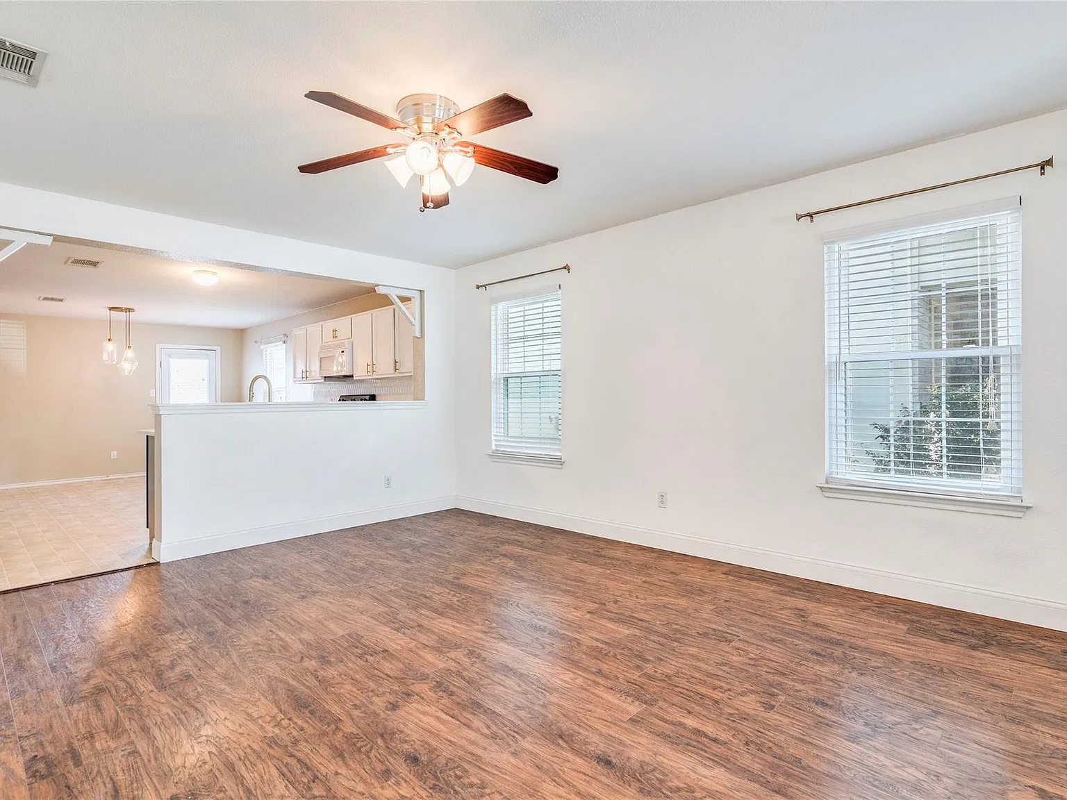3 bed, 2.0 bath, 1324 sqft, $1,795 — Photo 2