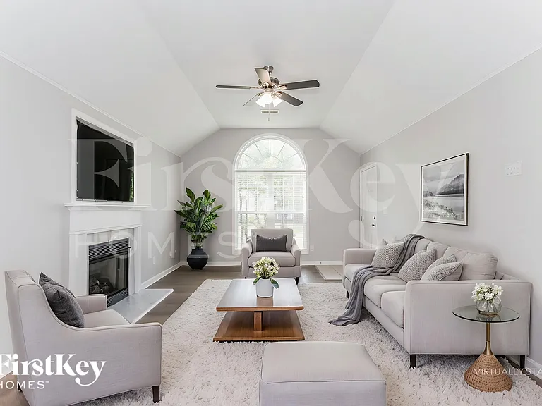 2218 Village Ln — Photo 3