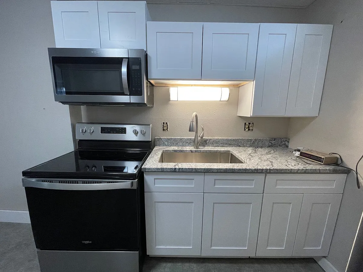 Building Photo - 516 W 8th St #1