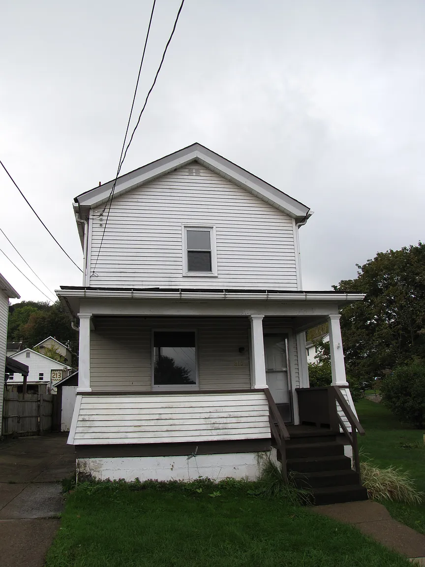215 Holmes St photo 1