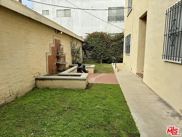 121 N Swall Dr #4 — Photo 4