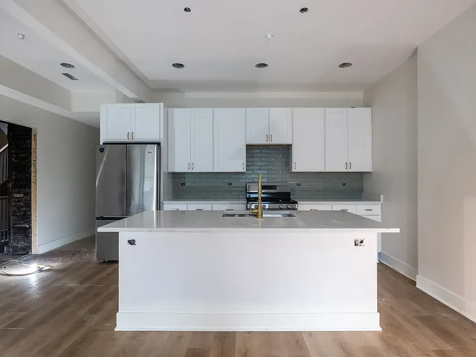 830 W Montrose Ave #23-1