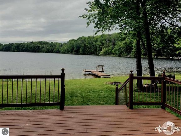 3rd image of 20221 Lakeview Dr