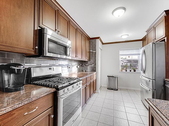 4th image of 584 Brighton Ct #584