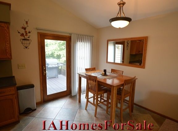 Eat-in kitchen with grilling deck
