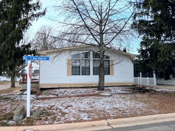 3072 E Bay Dr, Fenton, MI 48430