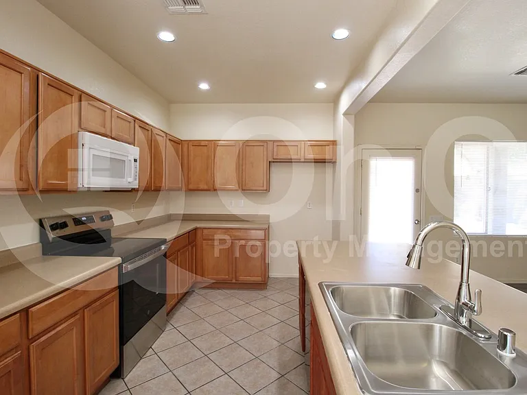 9120 W Hubbell St — Photo 6