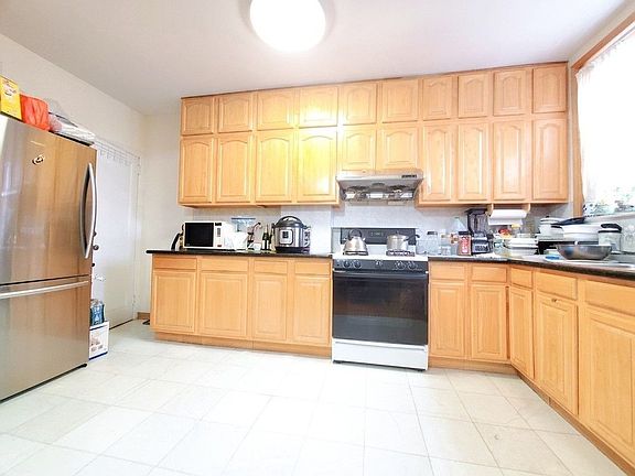 4th image of 2039 Cropsey Ave