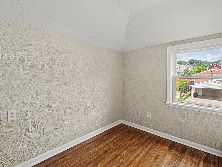1138 W 11th St — Photo 30