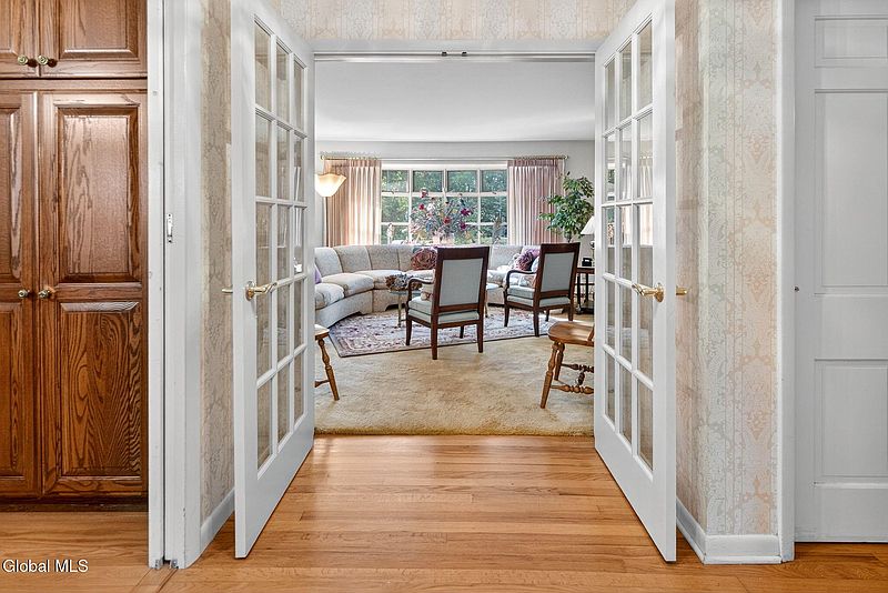 3rd image of 873 Worcester Drive