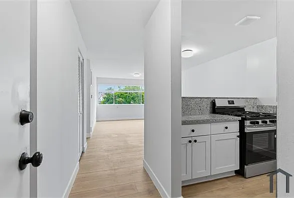 1922 S Hobart Blvd #9 — Photo 17