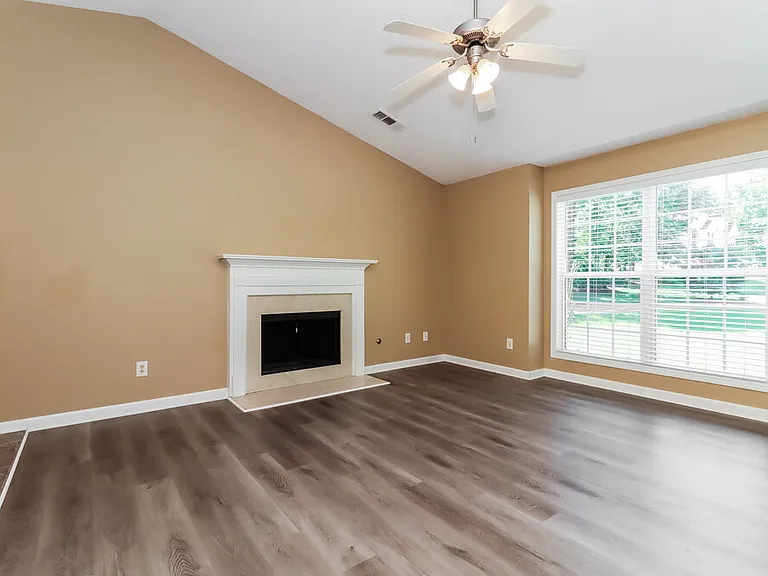 233 Galvin Trl — Photo 6