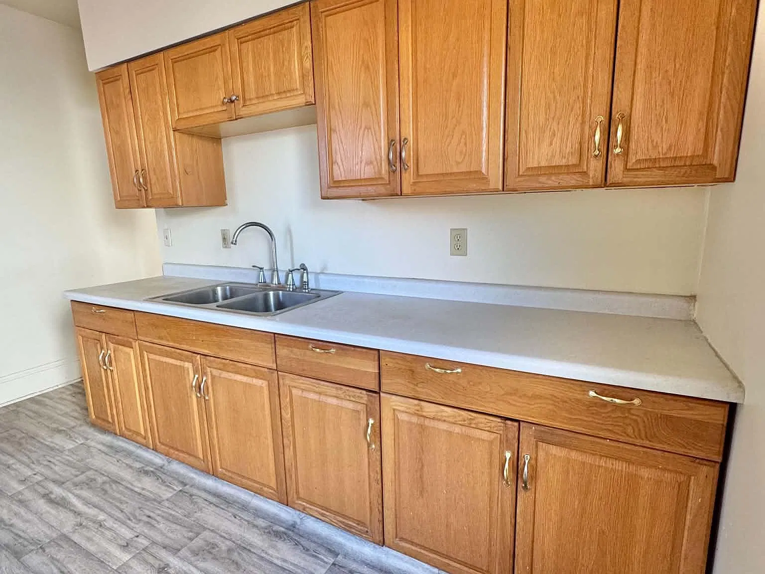 3 bed, 1.0 bath, 1264 sqft, $2,000 — Photo 2