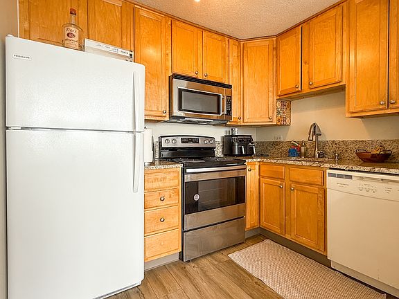 5th image of 2740 N Pine Grove Ave APT 13D