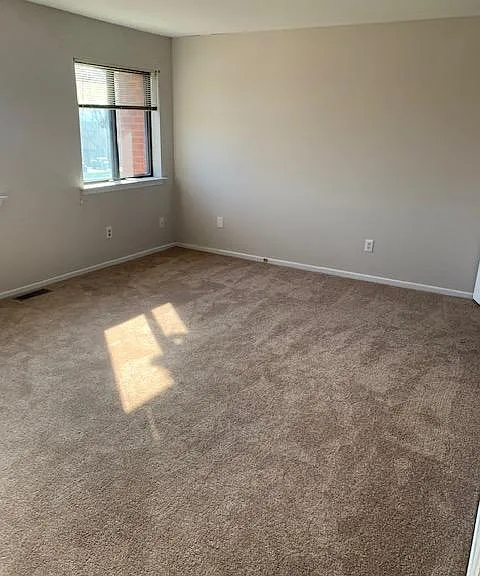 131 Caernarvon Ct — Photo 39
