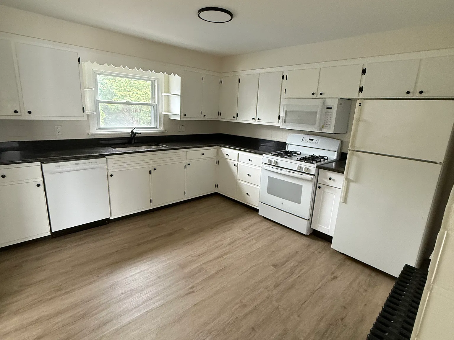 3 bed, 1.5 bath, 1500 sqft, $1,800 — Photo 2