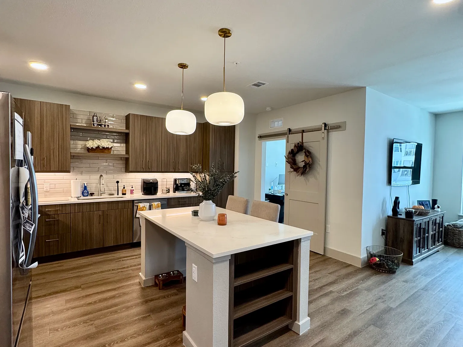 1 bed, 962 sqft, $2,838 — Photo 3