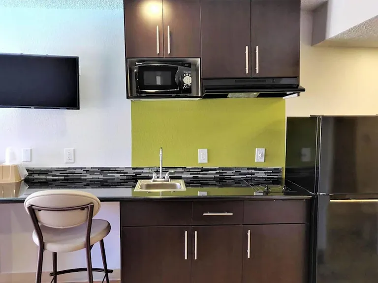 6730 N Blackstone Ave — Photo 10